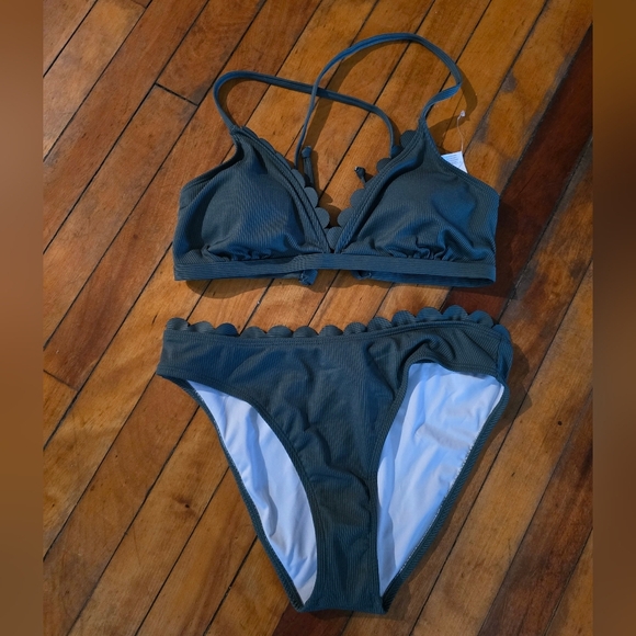 NWOT CUPSHE RIB SCALLOPED BIKINI SET HIPSTER LOW RISE SIZE MEDIUM - Picture 4 of 8